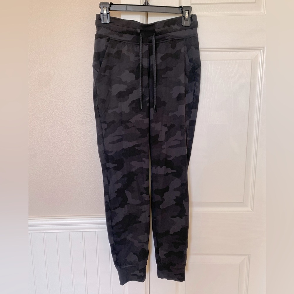 Lululemon jogger black camo print